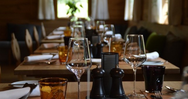 Cîţu: Restaurantele cu tot personalul vaccinat ar putea rămâne deschise