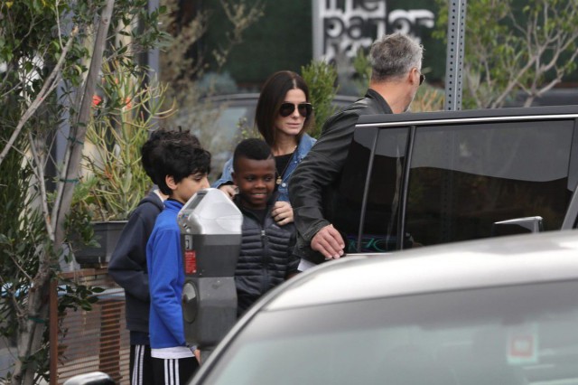 Sandra Bullock şi-a găsit fericirea alături de un fost model de lenjerie intimă