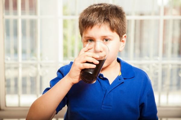 Semnal de alarmă: copiii încep de timpuriu să consume în mod regulat băuturi cu zahăr