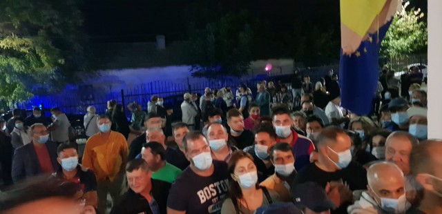 VIDEO! SCANDAL la COSTINEȘTI: Oamenii sunt revoltați că nu au apucat să voteze