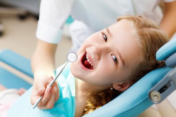 Tratamentul endodontic la copii: de ce salvăm dinții de lapte
