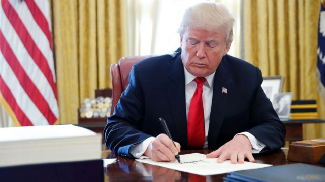 Preşedintele Donald Trump compară din nou COVID-19 cu gripa după ieşirea din spital