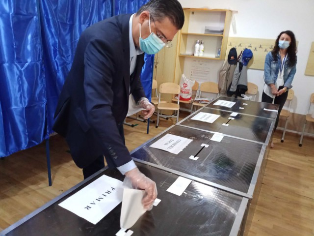 ANTONIADIS şi ŢUŢUIANU au votat la aceeaşi secţie VIDEO