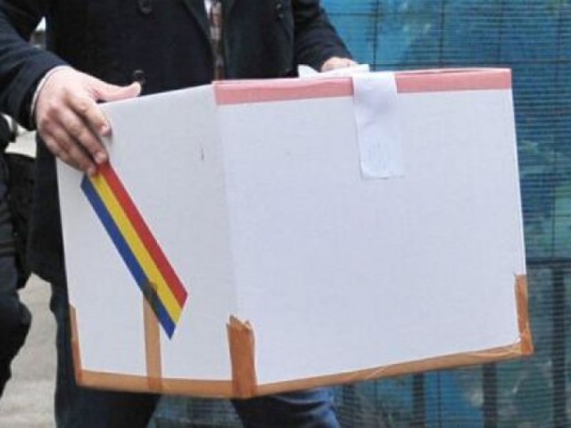 Urna specială, folosită cu respectarea măsurilor sanitare. Nu se va intra în locuinţa alegătorului şi se va purta mască