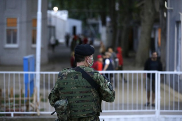 Migranţii îşi instalează corturi în Serbia, aşteptând un moment prielnic pentru a se strecura în statele UE