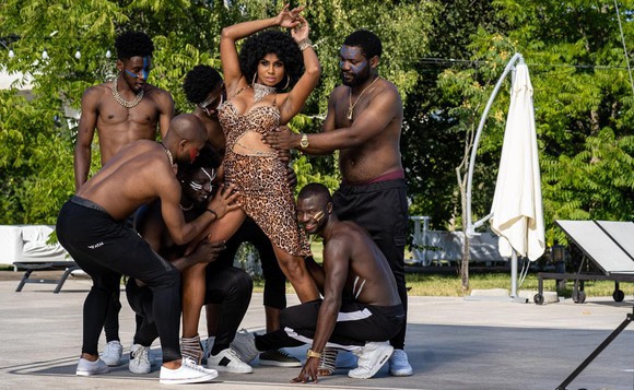 Ce înfloritoare este Laurette de când are iubit fotbalist! Mulatra a scos un nou videoclip sexy