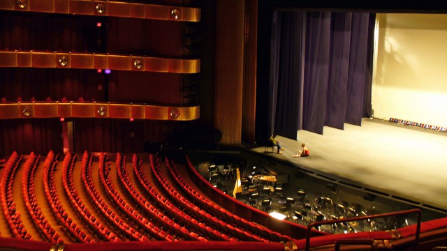 Comisia pentru cultură: Managerii de teatre critică proiectul care limitează mandatele la conducerea instituţiilor