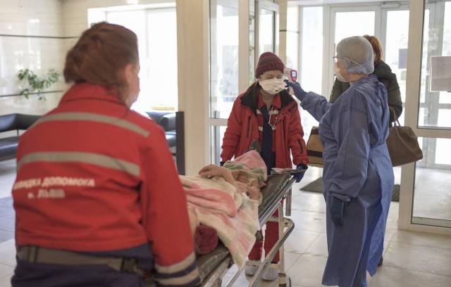 Ucraina deschide mai multe spitale pentru pacienţii cu COVID-19; numărul zilnic de infectări depăşeşte 5.000