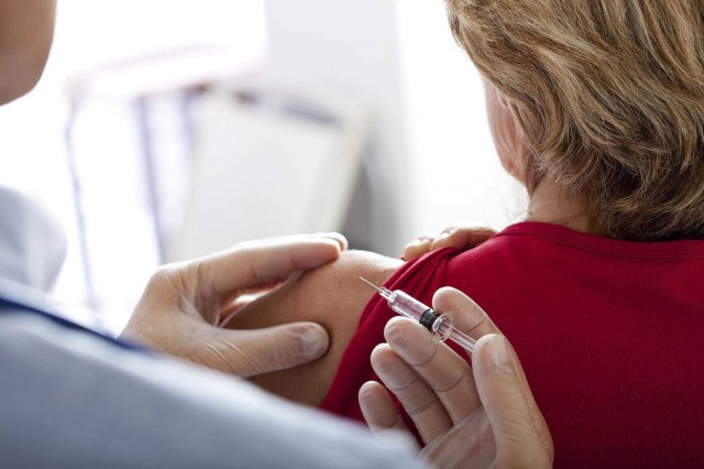 Analize și vaccinuri esențiale pentru persoanele de peste 50 de ani