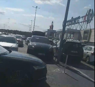 VIDEO! Un FIGURANT cu AUDI a parcat pe DOUĂ LOCURI la Carrefour, că-s MOȘTENIRE de FAMILIE