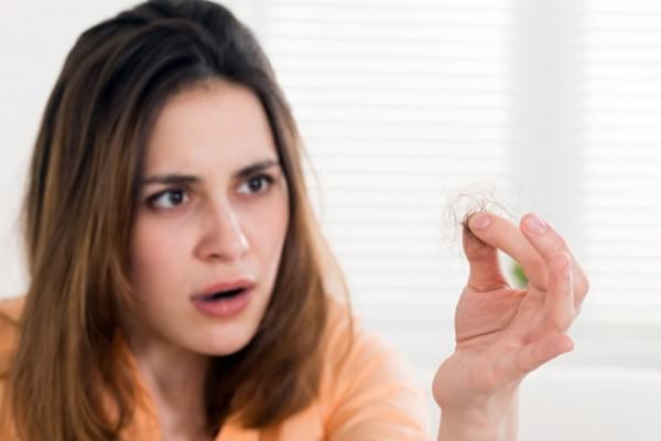 Cum combați căderea părului cauzată de tiroidă