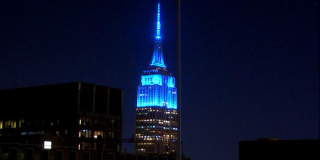Empire State Building a celebrat 80 de ani de la naşterea lui John Lennon cu lumini albastre şi un semn al păcii