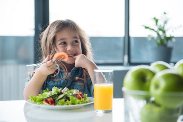 Copilul e mofturos? Cum îl convingi să mănânce mai multe legume