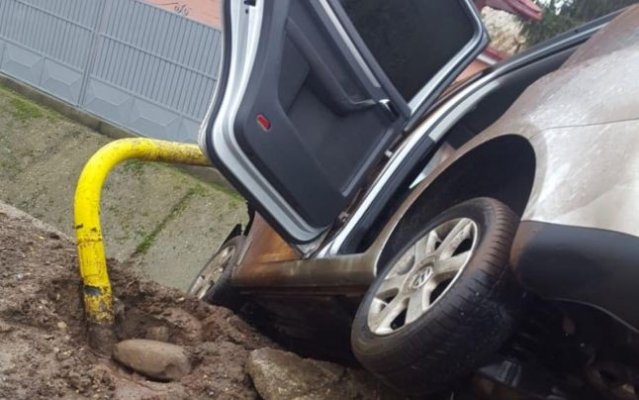 BEAT şi fără PERMIS, a lovit trei AUTOTURISME şi o ŢEAVĂ de GAZE