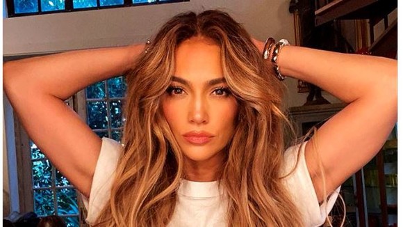 Jennifer Lopez și-a pus extensii la păr. Uite cum arată!