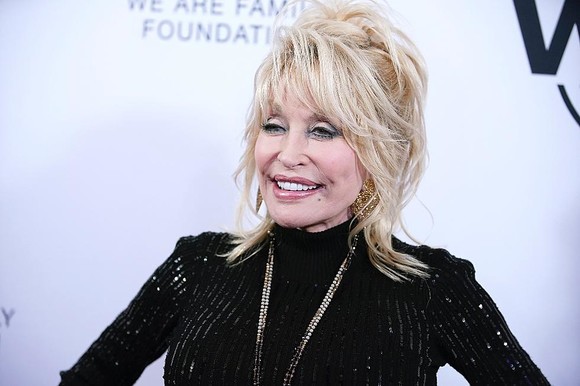 Dolly Parton: „Nu sunt o tipă la modă, am haine vechi de 25 de ani în dulap”