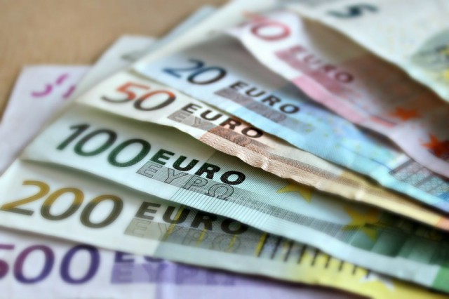 Eurostat: Economia UE şi cea a zonei euro au înregistrat în T4 scăderi moderate