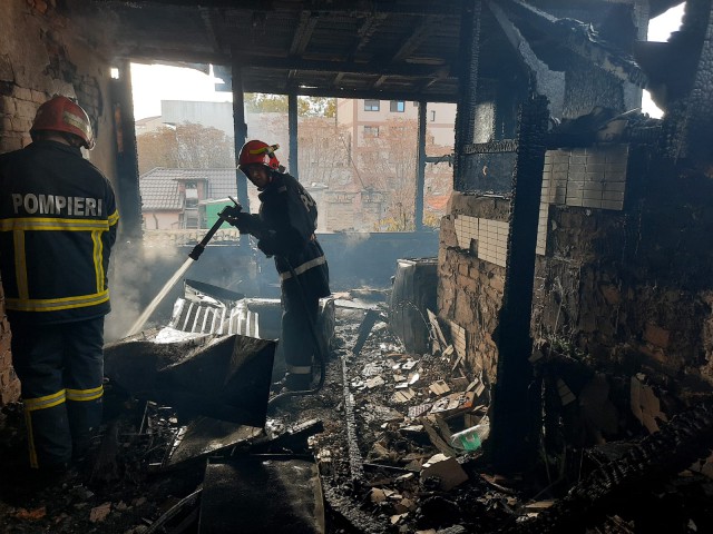Incendiu la MANSARDA unei CASE, în Constanța. 15 POMPIERI au intervenit