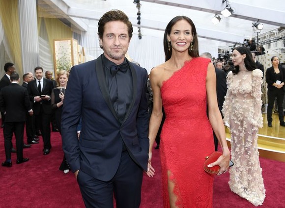 După o despărţire dureroasă şi şapte operaţii la picior, Gerard Butler vrea să părăsească Hollywoodul