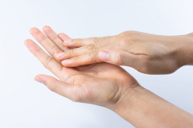 Igienizarea - măsură de protecție anti-COVID. Cum poți trata iritațiile de pe mâini