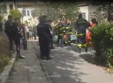 ALERTĂ! Un INCONŞTIENT a vrut să facă DEZINSECŢIA în APARTAMENT, dar şi-a 'DERATIZAT' VECINII. VIDEO!