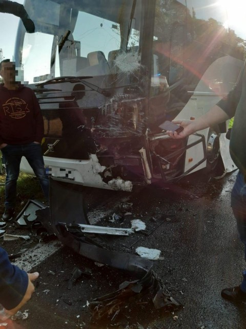 IMAGINI CUMPLITE Accident între un autocar cu 30 de pasageri și o dubă cu 7 persoane