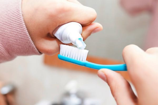 Pasta de dinți cu fluor este sau nu sănătoasă? Ce spun specialiștii