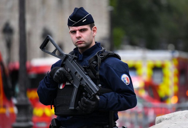 Franţa: 14 arestări după destructurarea unei reţele de trafic de arme
