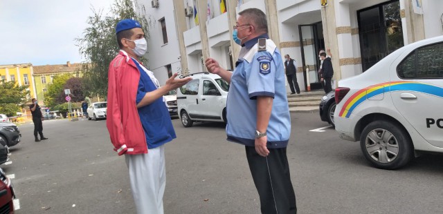 Un bărbat STRIGĂ cu DISPERARE după FĂGĂDĂU: Coboară că am treabă cu tine! VIDEO