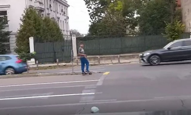 Un PUŞTI de 10 ani face SCHEME cu SKATEBOARD-UL în mijlocul BULEVARDULUI din faţa IPJ. VIDEO!