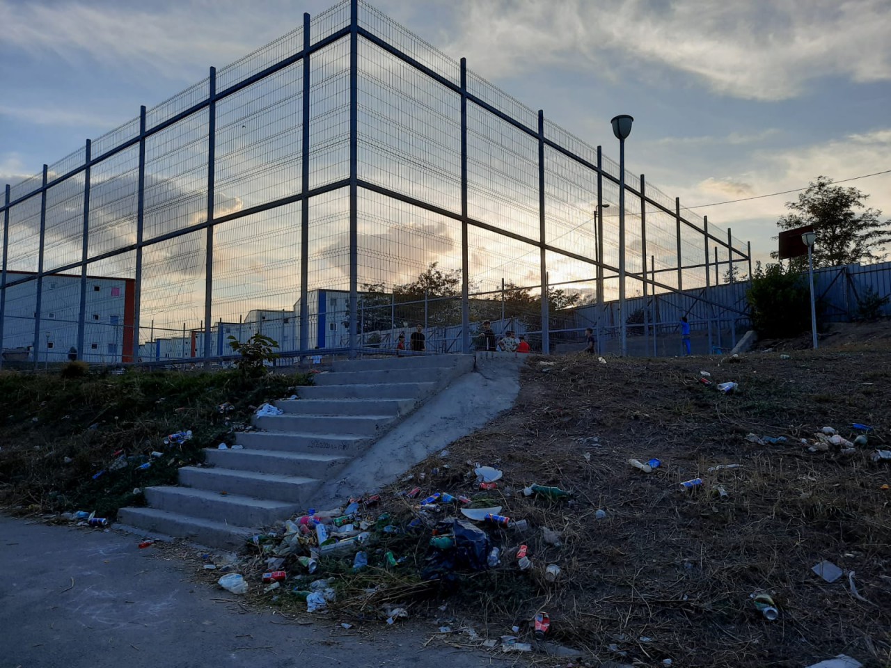Scandal pe un teren de sport în cartierul Henri Coandă, pe acorduri de MANELE Scandal pe un teren de sport în cartierul Henri Coandă, pe acorduri de MANELE