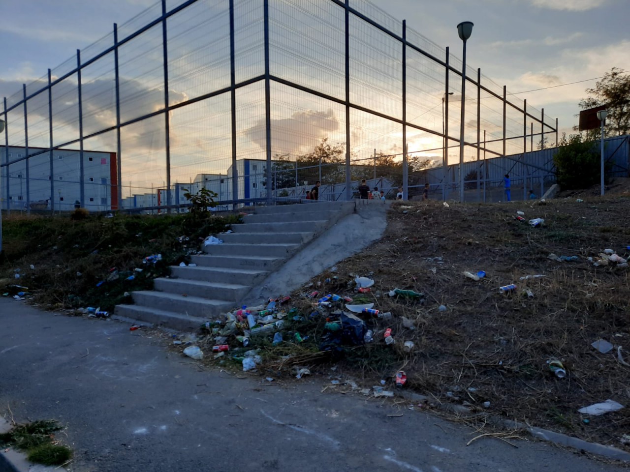 Scandal pe un teren de sport în cartierul Henri Coandă, pe acorduri de MANELE Scandal pe un teren de sport în cartierul Henri Coandă, pe acorduri de MANELE