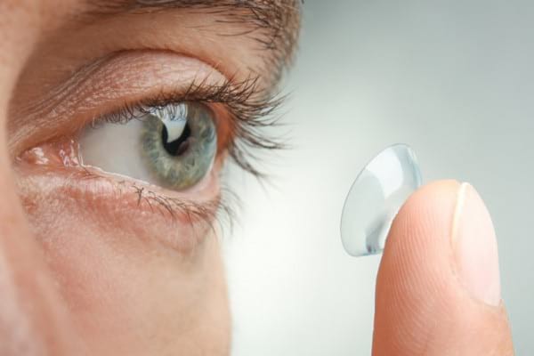 Totul despre lentilele de contact: cum se aleg, cum se îngrijesc, riscuri și beneficii