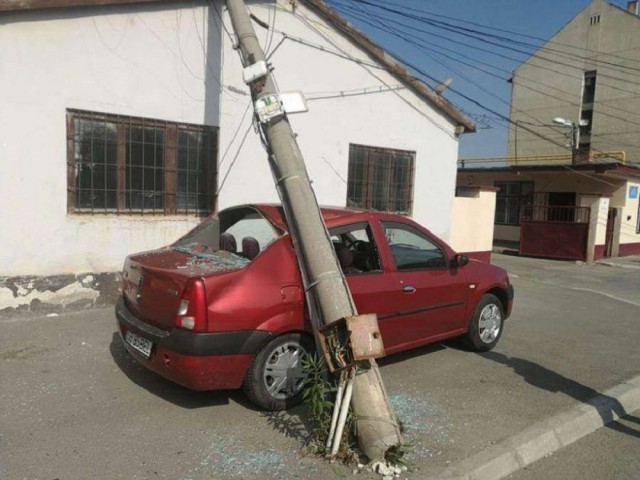 Un STÂLP a căzut pe un autoturism în Capidava și a rănit două persoane