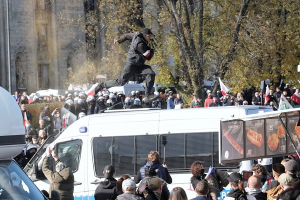 Polonia: Sute de persoane reţinute la Varşovia după un protest împotriva restricţiilor anti-COVID