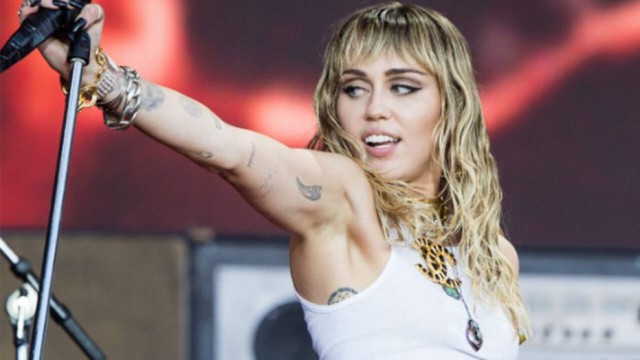 Miley Cyrus anunţă că lucrează la un album de coveruri Metallica