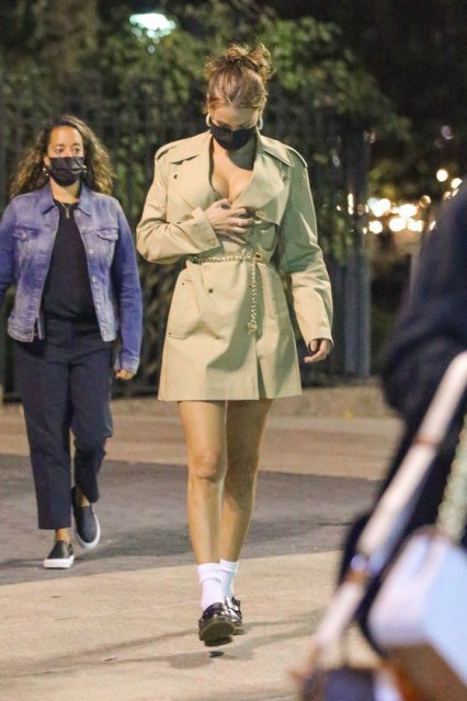 Modă de toamnă! Bella Hadid a apărut într-o ţinută foarte sexy pe stradă