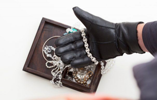 O româncă a furat bijuterii în valoare de 400.000 de euro dintr-un hotel de lux din Marea Britanie