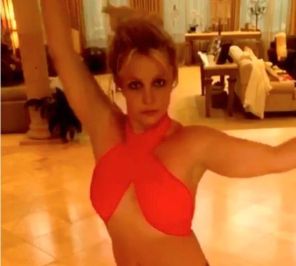 Britney Spears, dans în ținută sumară