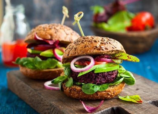 Fermierii cer Parlamentului European să interzică termeni precum burger vegetarian