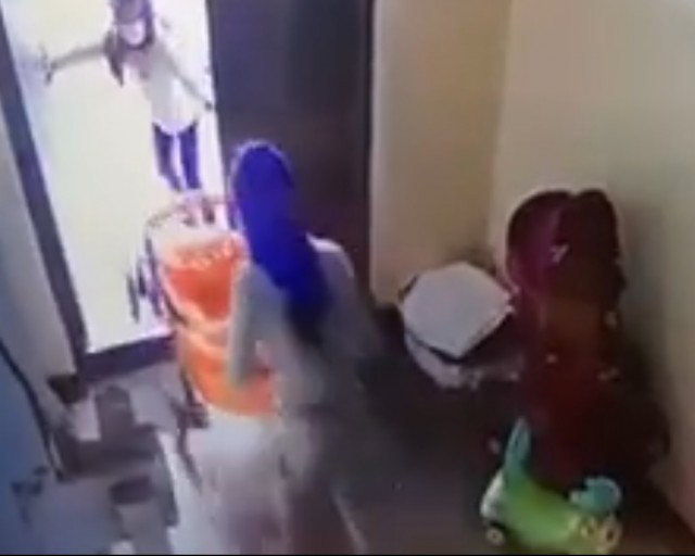 Două FETIȚE de etnie romă ‘CIORDESC’ un cărucior, ziua în amiaza mare VIDEO