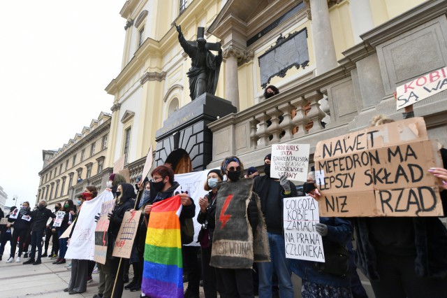 Manifestaţii contra interdicţiei avortului au avut loc duminică în numeroase oraşe poloneze