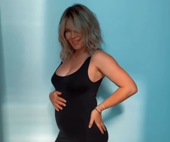 Gina Pistol şi-a etalat burtica în rochii mulate. Iubita lui Smiley a filmat pentru o reclamă