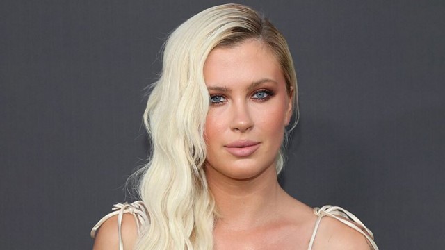 Ireland Baldwin a renunțat la haine să cheme lumea la urne