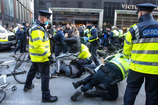 Irlanda: Poliţia a arestat 11 persoane care manifestau împotriva noilor măsuri de izolare la domiciliu