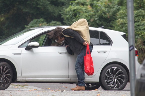 Keanu Reeves, sărut adorabil prin geamul mașinii cu iubita Alexandra Grant