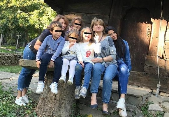 Maria Băsescu, bunicuță cool la 69 de ani. A ieșit cu toți cei patru nepoței la Muzeul Satului