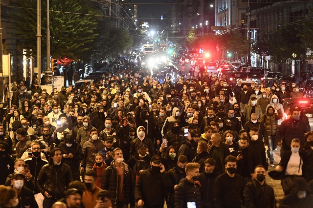 Coronavirus: Sute de persoane au protestat la Napoli împotriva unei închideri a regiunii