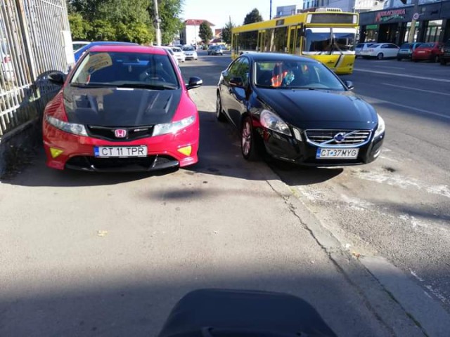 PRIMĂRIA se PREGĂTEŞTE să mai pună un rând de STÂLPIŞORI, pentru ca ŞOFERII să NU mai PARCHEZE pe TROTUAR