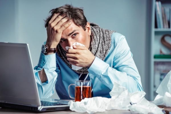Cât timp e indicat să stai acasă dacă suferi de răceală sau gripă